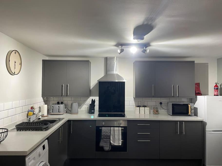 Cedar House - 2 Bed House With Free Parking In Town Centre! By Shortstays4U كينغز لين المظهر الخارجي الصورة